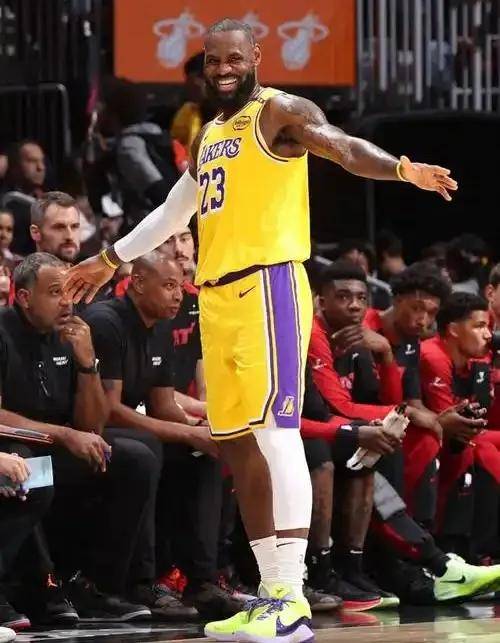 九游体育-蒂姆与40激战德国队分钟，比赛规则变更胜负难料！，詹姆斯焦点对战引发球迷热议的简单介绍