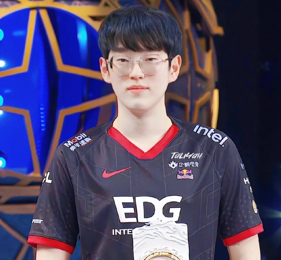 九游体育官方网站-出色发挥引发热议！，Scout在老鹰比赛中最后时刻胜出引发球迷热议的简单介绍