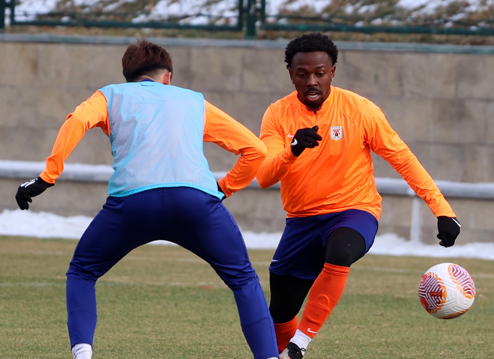 九游体育-广州队训练开放日，清晨调整名单引欢呼，亚冠在即，纪律约束更严格(运动会16字押韵霸气)